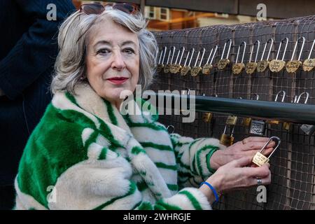 JW3, Londres, Royaume-Uni. 11 février 2024. Dame Maureen Lipman lors du lancement du « Lovelock Hostage Bridge » à JW3, le Jewish Community Centre de Londres. Lovelock Hostage Bridge est une nouvelle installation qui sera peuplée de milliers de cadenas autographiés pour montrer l'amour et la solidarité envers les 136 otages restants détenus par le Hamas à Gaza pendant plus de 128 jours. et comme un appel à la communauté internationale pour qu'elle redouble d'efforts pour les ramener chez eux. Photo par Amanda Rose/Alamy Live News Banque D'Images