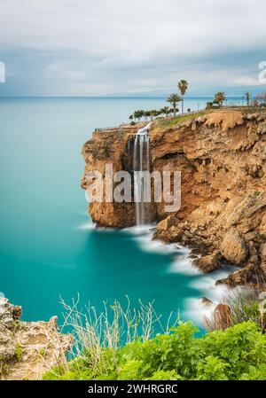 Image longue exposition de la cascade tombant des falaises dans la mer à Fener, Antalya Banque D'Images