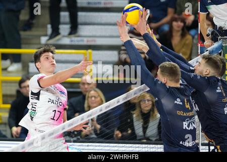 Luca Porro de Pallavolo Padova lors du match entre Rana Verona et Pallavolo Padova, saison régulière des champions italiens de volleyball SuperLega Banque D'Images