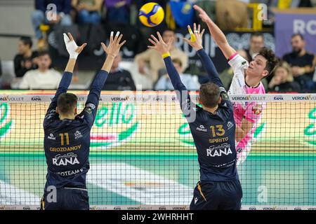 Luca Porro de Pallavolo Padova lors du match entre Rana Verona et Pallavolo Padova, saison régulière des champions italiens de volleyball SuperLega Banque D'Images