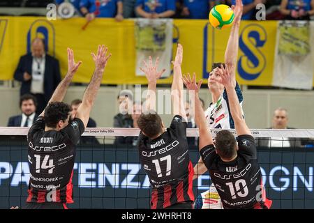 Alessandro Michieletto de ITAS Trentino volley en action lors du match entre ITAS Trentino volley et Asseco Resovia Rzesz˜w, valable pour la poule B de Banque D'Images