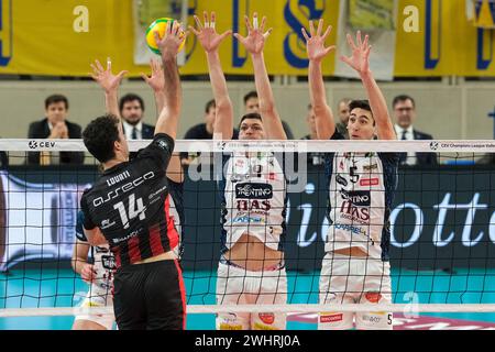 Marko Podrascanin de ITAS Trentino volley et Alessandro Michieletto de ITAS Trentino volley en action lors du match entre ITAS Trentino volley A. Banque D'Images