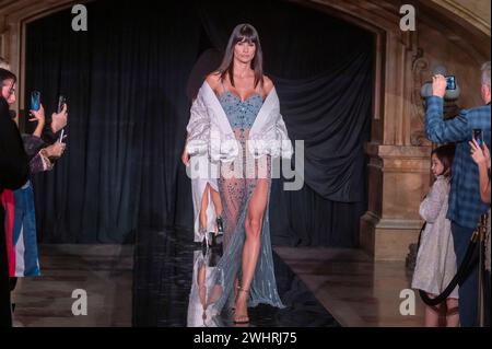 New York, États-Unis. 10 février 2024. Un mannequin marche sur la piste pour le spectacle PatBo pendant la Fashion week de New York : les spectacles à la Cour de Surrogate. (Photo de Ron Adar/SOPA images/SIPA USA) crédit : SIPA USA/Alamy Live News Banque D'Images