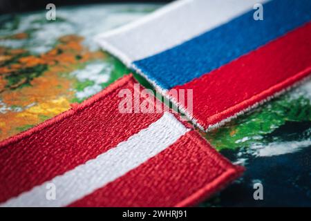 Drapeaux de Lettonie et de Russie, symboles des pays, concept, relations mutuelles, frontière commune, minorité russe en Lettonie Banque D'Images