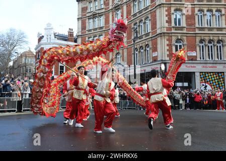 Londres, Royaume-Uni, 11 février 2024. Les foules envahissaient les rues du centre de Londres autour de Chinatown pour assister à la parade chinoise ou du nouvel an lunaire 2024. Cette fois-ci, l'année du Dragon, annonçant le changement et les possibilités. Crédit : Monica Wells/Alamy Live News Banque D'Images