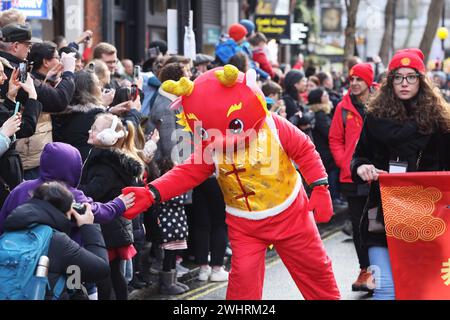 Londres, Royaume-Uni, 11 février 2024. Les foules envahissaient les rues du centre de Londres autour de Chinatown pour assister à la parade chinoise ou du nouvel an lunaire 2024. Cette fois-ci, l'année du Dragon, annonçant le changement et les possibilités. Crédit : Monica Wells/Alamy Live News Banque D'Images