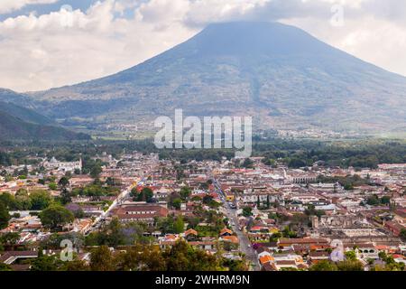 Antigua, Guatemala. Vue de Cerro de la Cruz. Volcan Agua en arrière-plan. Banque D'Images