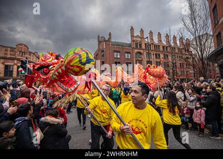 Manchester, Royaume-Uni. 11 février 2024. Défilé du nouvel an CHINOIS et défilé du dragon Manchester UK. Des milliers de personnes sont sorties de la communauté de Manchester pour assister à la parade de dragon à travers le centre-ville de Manchester depuis Oxford Road se terminant dans China Town à Manchester. Manchester Royaume-Uni. Photo : Garyroberts/worldwidefeatures.com crédit : GaryRobertsphotography/Alamy Live News Banque D'Images