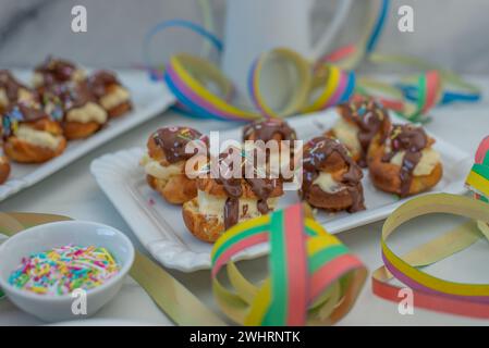 Profiterole couverts dans une sauce au chocolat Banque D'Images