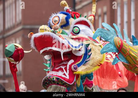 Manchester, Royaume-Uni. 11 février 2024. Défilé du nouvel an CHINOIS et défilé du dragon Manchester UK. Des milliers de personnes sont sorties de la communauté de Manchester pour assister à la parade de dragon à travers le centre-ville de Manchester depuis Oxford Road se terminant dans China Town à Manchester. Manchester Royaume-Uni. Photo : Garyroberts/worldwidefeatures.com crédit : GaryRobertsphotography/Alamy Live News Banque D'Images