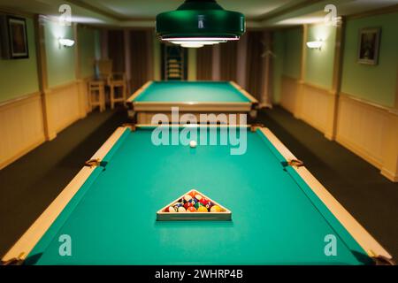 Boules d'accessoires de billard et queue sur une table de billard Banque D'Images