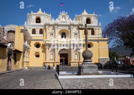 Antigua, Guatemala. Façade de l'église la Merced, achevée en 1767, décorée dans un style ataurrique. Banque D'Images