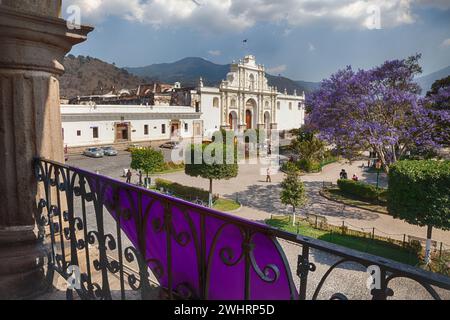 Antigua, Guatemala. Église de San Jose (Cathédrale de Santiago) (St. James), du balcon de l'Ayuntamiento (mairie municipale). Banque D'Images