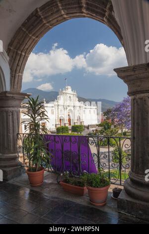 Antigua, Guatemala. Église de San Jose (Cathédrale de Santiago) (St. James), du balcon de l'Ayuntamiento (mairie municipale). Banque D'Images