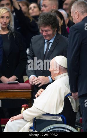 Vatican, Vatican. 11 février 2024. Italie, Rome, Vatican, 2024/2/11.le pape François rencontre le président argentin Javier Milei, après avoir présidé une messe avec cérémonie de canonisation de la missionnaire du XVIIIe siècle Maria Antonia de Paz y Figueroa (1730-1799), également connue sous le nom de 'Mama Antula', au Vatican photographie par Alessia Giuliani / Catholic Press photo s. RESTREINTE À UN USAGE ÉDITORIAL - PAS DE MARKETING - PAS DE CAMPAGNES PUBLICITAIRES. Crédit : Agence photo indépendante/Alamy Live News Banque D'Images