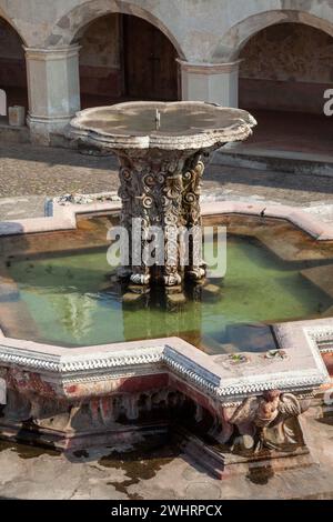 Antigua, Guatemala. Cour et fontaine (Fuente de Pescados) de l'église de la Merced. Fontaine construite du XVIIIe siècle, restaurée en 1944. Banque D'Images