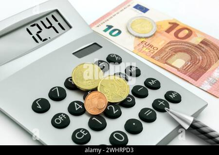 12,41 Euro salaire minimum allemand et calculatrice sur fond blanc Banque D'Images