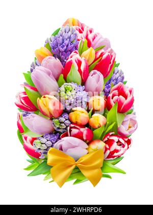 Décoration de Pâques avec tulipes et jacinthes isolées sur fond blanc Banque D'Images
