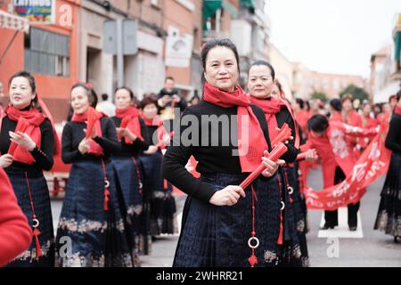 Madrid, Espagne. 11 février 2024. Plusieurs personnes lors de la parade du nouvel an chinois de l'année du Dragon dans le quartier UserA, le 11 février 2024 à Madrid, Espagne. Hier, 10 février 2024 (photo par Oscar Gonzalez/Sipa USA) (photo par Oscar Gonzalez/Sipa USA) crédit : Sipa USA/Alamy Live News Banque D'Images