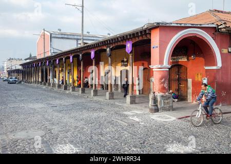 Antigua, Guatemala. Boutiques du côté ouest de la Plaza de Armas, tôt le matin. Banque D'Images