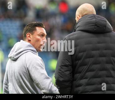 Scott Brown, entraîneur du club de football Ayr United, en conversation avec Phillipe Clement, entraîneur du Rangers fc, avant le match de la Coupe d'Écosse à Ibrox Banque D'Images