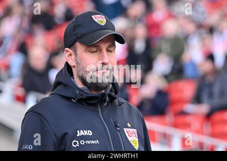 Stuttgart, Allemagne. 11 février 2024. Football, Bundesliga, VfB Stuttgart - FSV Mainz 05, Journée 21, MHPArena. L'entraîneur de Stuttgart, Sebastian Hoeneß, se tient dans le stade avant le match. Crédit : Harry Langer/dpa - REMARQUE IMPORTANTE : conformément aux règlements de la DFL German Football League et de la DFB German Football Association, il est interdit d'utiliser ou de faire utiliser des photographies prises dans le stade et/ou du match sous forme d'images séquentielles et/ou de séries de photos de type vidéo./dpa/Alamy Live News Banque D'Images