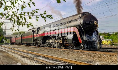 Une locomotive à vapeur restaurée soufflant de la fumée noire arrivant à la voie ferrée de Strasburg Banque D'Images