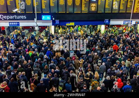 Une foule énorme à la gare de Waterloo pendant une grève des trains Banque D'Images