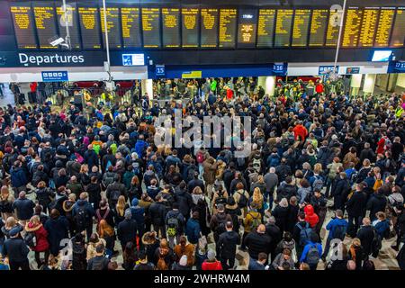 Une foule énorme à la gare de Waterloo pendant une grève des trains Banque D'Images