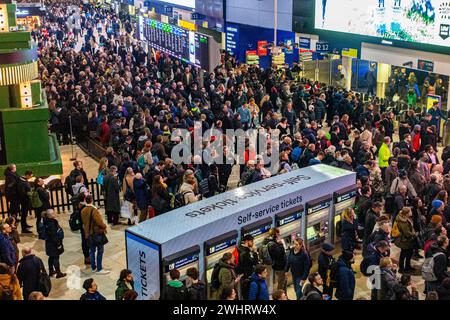 Une foule énorme à la gare de Waterloo pendant une grève des trains Banque D'Images