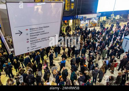 Une foule énorme à la gare de Waterloo pendant une grève des trains Banque D'Images