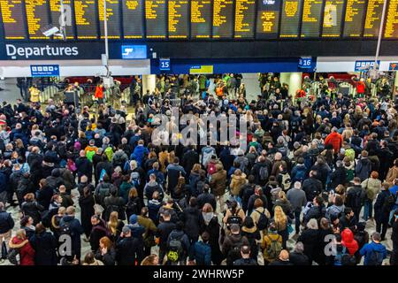 Une foule énorme à la gare de Waterloo pendant une grève des trains Banque D'Images