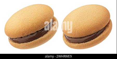 Biscuits sandwich, biscuits fourrés de crème de chocolat isolés sur fond blanc, pleine profondeur de champ Banque D'Images