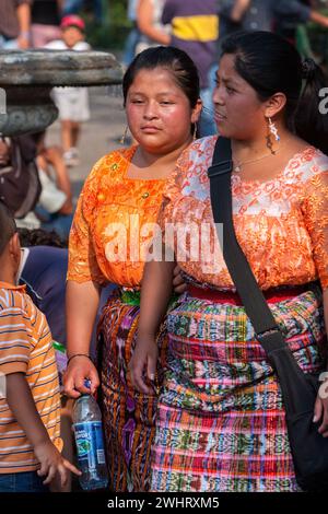 Antigua, Guatemala. Deux jeunes femmes mayas marchant. Santa Semana. Banque D'Images