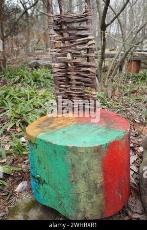 Quelqu'un a fabriqué une chaise à partir du coffre du tee. Banque D'Images