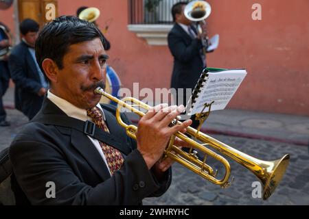 Antigua, Guatemala. Trompette dans un groupe de marche, Semana Santa. Banque D'Images