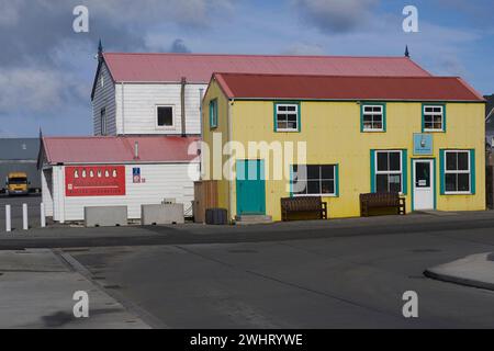 Bâtiments colorés dans la petite ville de Stanley, capitale des îles Malouines. Banque D'Images