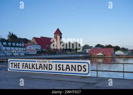 Bienvenue aux îles Falkland signe sur une jetée utilisée par les visiteurs arrivant par la mer à Stanley, capitale des îles Falkland. Banque D'Images