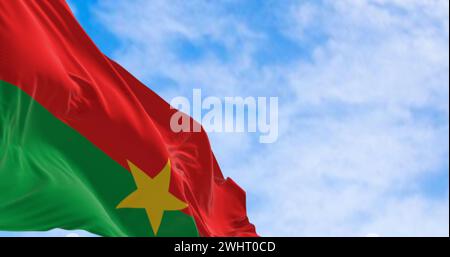 Drapeau national du Burkina Faso agitant au vent par temps clair Banque D'Images