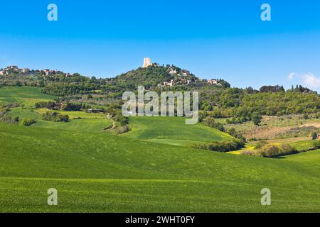 Castiglione d'Orcia ville et terrain agricole le plus proche, Toscane, Italie Banque D'Images