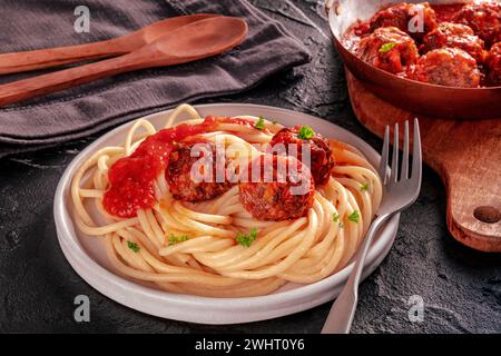 Boulettes de viande. Boulettes de viande de bœuf, dans une poêle et avec une assiette de pâtes spaghetti Banque D'Images