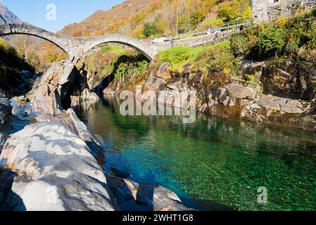 Vieux pont romain en pierre dans la vallée de Verzasca près de Locarno en suisse Banque D'Images