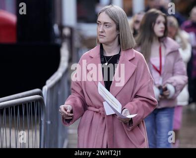 Esther Ghey, la mère de Brianna Ghey, 16 ans assassinée, arrive pour une veillée au Golden Square, Warrington, pour marquer le premier anniversaire de la mort de sa fille. Date de la photo : dimanche 11 février 2024. Banque D'Images