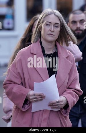 Esther Ghey, la mère de Brianna Ghey, 16 ans assassinée, arrive pour une veillée au Golden Square, Warrington, pour marquer le premier anniversaire de la mort de sa fille. Date de la photo : dimanche 11 février 2024. Banque D'Images