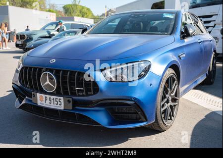 Vue avant d'une voiture de sport de luxe allemande impressionnante et exclusive, la Mercedes Benz classe E AMG E63 S 4Matic Banque D'Images