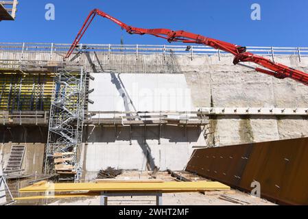 Pompe à béton pour le transfert de béton liquide par pompage Banque D'Images