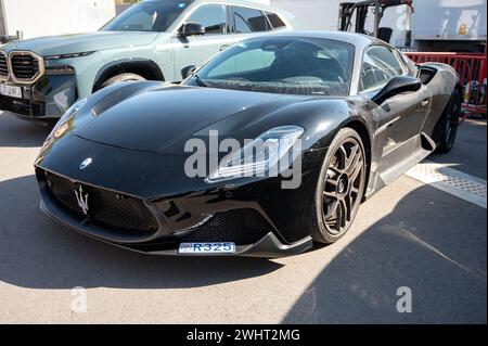 Vue de face d'une impressionnante et exclusive voiture de sport italienne Maserati MC20 noire, elle est un peu poussiéreuse Banque D'Images