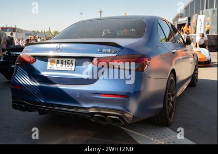 Vue arrière d'une voiture de sport de luxe allemande impressionnante et exclusive, la Mercedes Benz classe E AMG E63 S 4Matic Banque D'Images