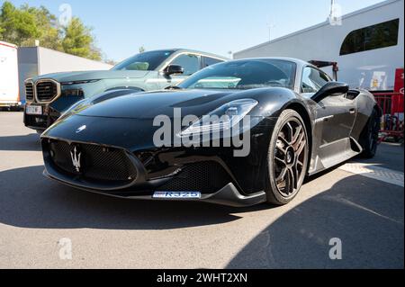 Vue de face d'une impressionnante et exclusive voiture de sport italienne Maserati MC20 noire, elle est un peu poussiéreuse Banque D'Images