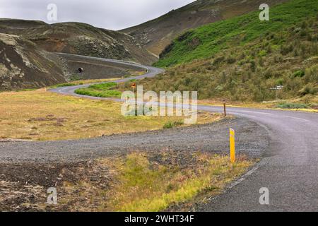 Route sinueuse à travers le paysage volcanique d'Islande Banque D'Images